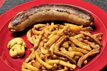 Swiss bratwurst with airfried homemade fries [NSFSG, because the St. Gallen purists will claim that the sausage is so perfect that it certainly doesn't need mustard]
