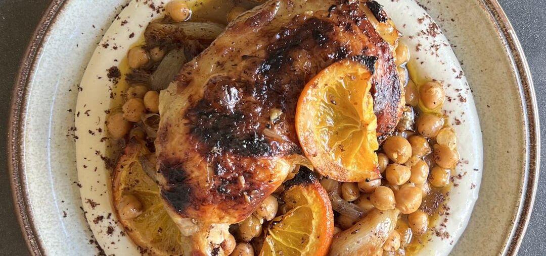 Cuisse de poulet à l’orange et harissa, échalotes rôties, pois-chiches, sauce citron tahini