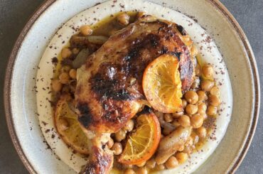 Cuisse de poulet à l’orange et harissa, échalotes rôties, pois-chiches, sauce citron tahini