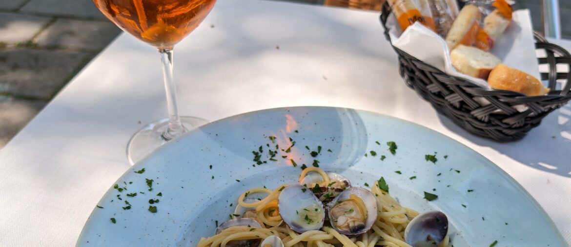 Made a day trip to Venezia today and had spaghetti alle vongole and spritz.