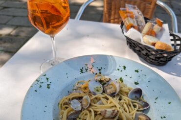 Made a day trip to Venezia today and had spaghetti alle vongole and spritz.