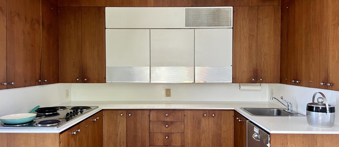Original 1957 modernist kitchen with rare GE wall-mounted fridge and freezer. All appliances in working condition except for the GE unit. Architect Mark Hampton, Weaving House (1957), Lakeland, FL, USA [OC] [3961x2970]
