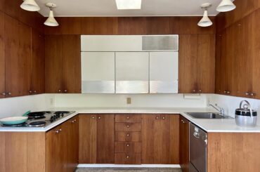 Original 1957 modernist kitchen with rare GE wall-mounted fridge and freezer. All appliances in working condition except for the GE unit. Architect Mark Hampton, Weaving House (1957), Lakeland, FL, USA [OC] [3961x2970]