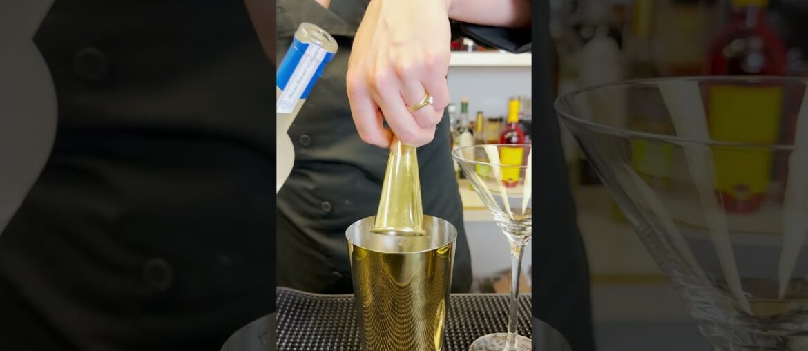 How to Make a Dirty Martini Cocktail | #martini #drinkrecipes #vodka How to Make a Dirty Martini Cocktail | #martini #drinkrecipes #vodka