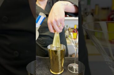 How to Make a Dirty Martini Cocktail | #martini #drinkrecipes #vodka