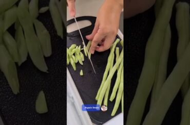 ASMR SLICING FRENCH BEANS #shorts #youtubeshorts #vegetables #satisfying #fresh #greenbeans #fyp
