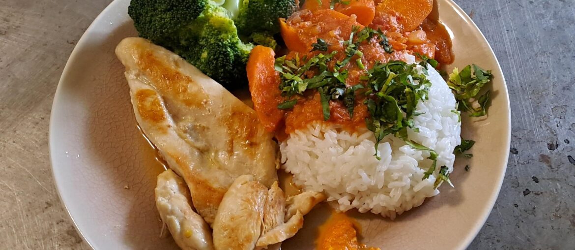 Petit curry rouge et son riz / poulet et brocco avec purée de piment