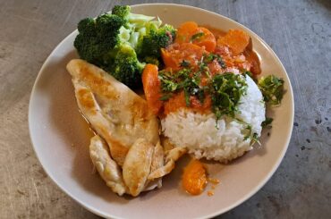 Petit curry rouge et son riz / poulet et brocco avec purée de piment