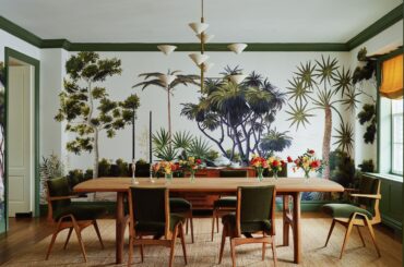 Tropical mural in the dining room of a renovated 1920s Park Avenue apartment, Manhattan, New York City [2500x1875]