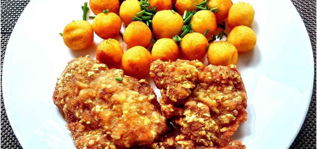 Yesterday's two course menu. Fried neck steak in corn breadcrumbs marinated in mustard, garlic and gyros seasoning with croquettes and baked potatoes with smoked meat, egg and cheese. It was excellent 😋 have a nice day everyone 🍻