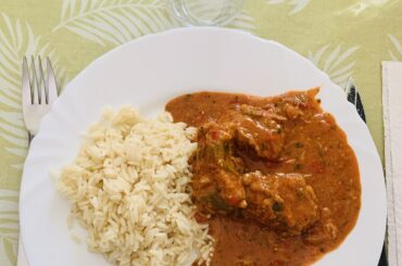 À midi, j’avais cuisiné un sauté de veau au paprika. 🌶️ Je suis heureuse d’être enfin sortie de l’hôpital et de retrouver mes fourneaux après plus de trois semaines. Le plat était pour mes ami·e·s car, pour moi, c’est régime obligatoire. 😭 L’essentiel, c’est que la recette ait été appréciée. 😉