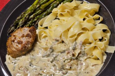 Fillet medallions with fettuccine, asparagus and cherry tomatoes in a cream sauce with plenty of fresh sage