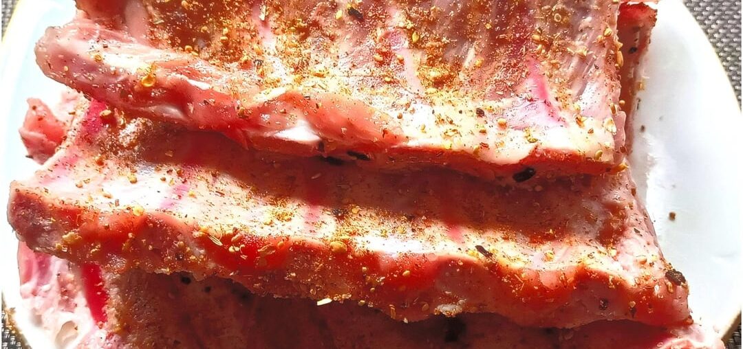 Today grilled pork ribs, new potatoes, tartar sauce and tomato salad 😋 For dessert, piñacolada bun with pineapple, coconut and ice chestnuts 👍