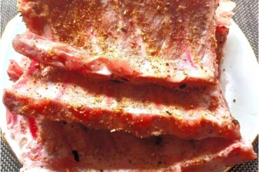 Today grilled pork ribs, new potatoes, tartar sauce and tomato salad 😋 For dessert, piñacolada bun with pineapple, coconut and ice chestnuts 👍