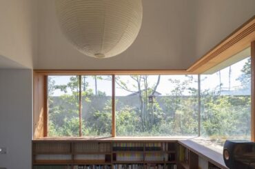 Japanese room meant as a library and for bird watching.  [780x1170]