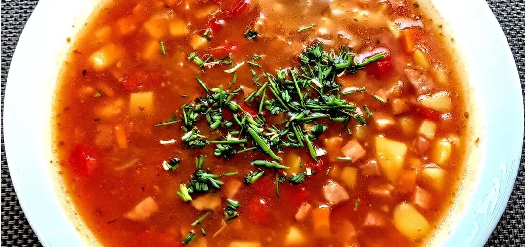 My favorite white bean stew with homemade sausage, pork neck roasted on apple, garlic and mustard with potato gnocchi with bacon and green onion and cucumber and tomato salad. And fruit cake in "REMOSCA". Have a nice day everyone