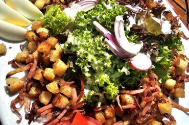 Pic 1: Mixed salad with fried bacon cubes and croûtons ― Pic 2: Mixed salad with smoked salmon, prawns, smoked turkey ― BaWü (Germany)