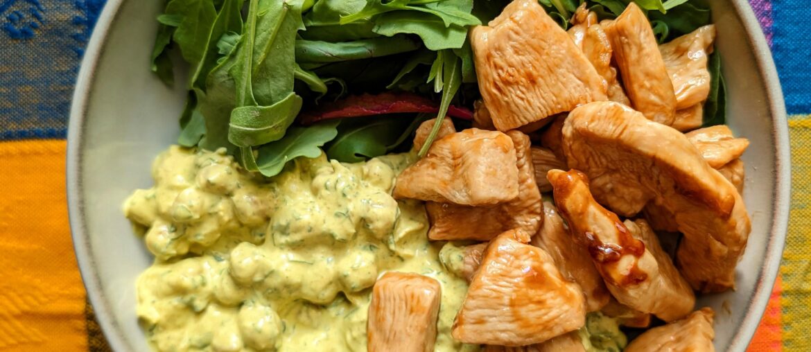 Leaves, chicken, chickpea-yoghurt-salad