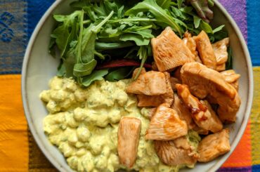 Leaves, chicken, chickpea-yoghurt-salad