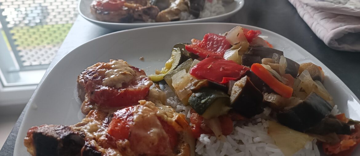 Ratatouille et côte de porc "à la sicilienne", bien sûr accompagné de riz parce que le riz, c'est la vie !