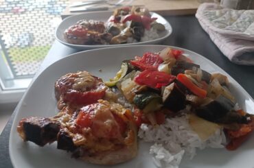 Ratatouille et côte de porc "à la sicilienne", bien sûr accompagné de riz parce que le riz, c'est la vie !