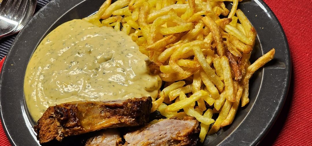 Spare ribs at homemade fries and béarnaise (and tomato sauce for the best of all wives)