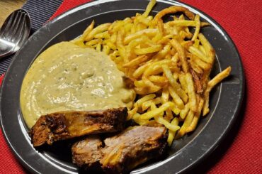 Spare ribs at homemade fries and béarnaise (and tomato sauce for the best of all wives)