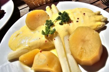 Asparagus with hollandaise and boiled potatoes (Lake Constance, Germany)