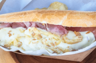 Sandwich à la raclette avec du jambon et des cornichons