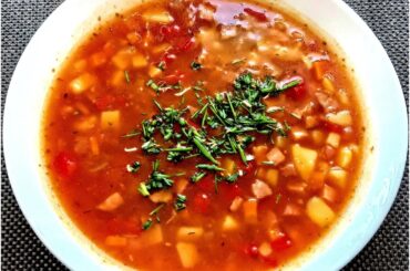 My favorite 😋 white bean stew with homemade sausage, pork neck roasted on apple, garlic and mustard with potato gnocchi with bacon and green onion and cucumber and tomato salad. And fruit cake in "REMOSCA". Have a nice day everyone 🍻