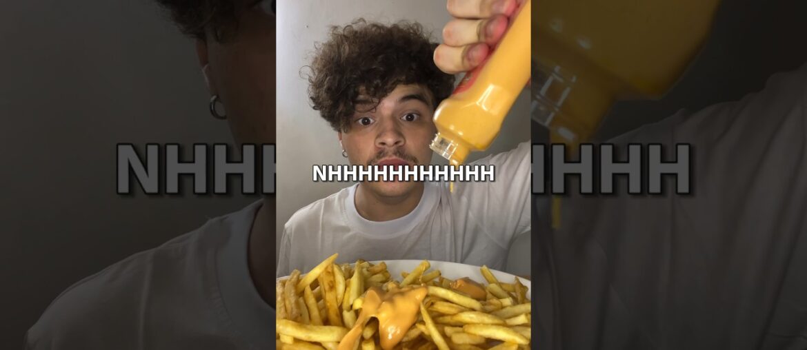 FRENCH FRIES AND COCKTAIL SAUCE?!?! #frenchfries #cocktailsauce  #kfc #food #funny #mukbang #asmr