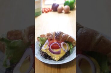 Croissant Burger ! #recette #recettefacile #croissant #food #trending #cooking #recipe