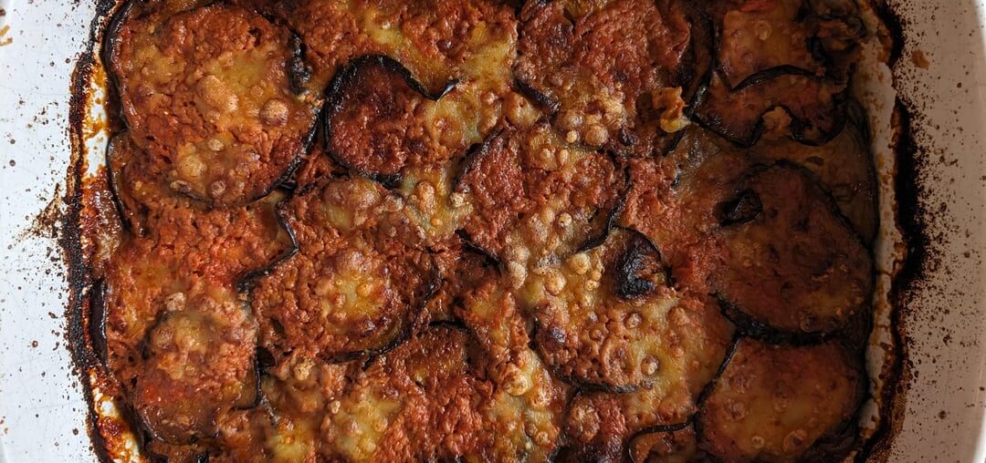 Parmigiana di melanzane, aubergines frites puis cuites au four avec sauce tomate et fromage