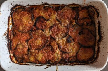 Parmigiana di melanzane, aubergines frites puis cuites au four avec sauce tomate et fromage