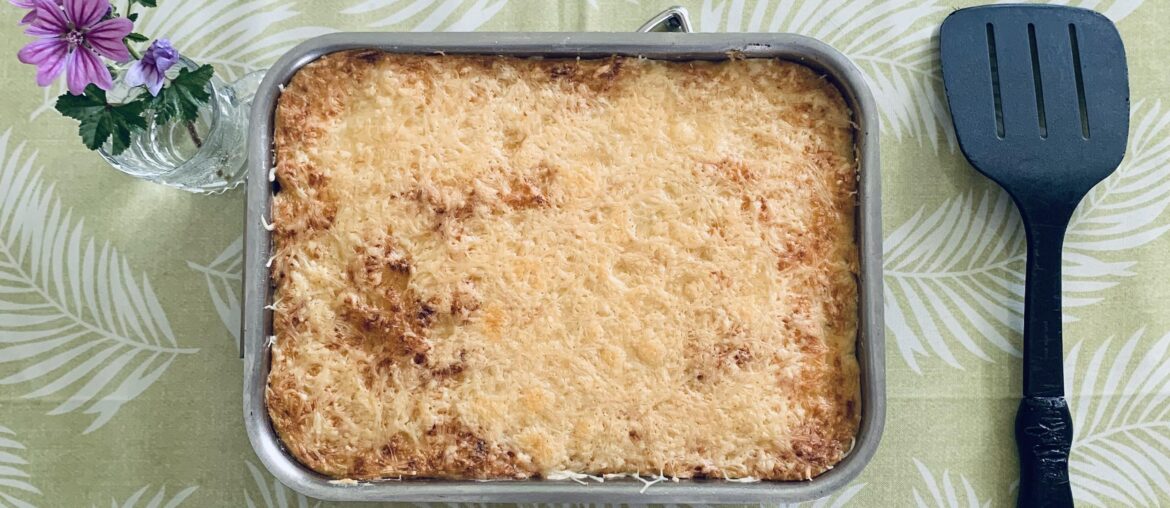 Ma dernière publication ici avant plusieurs mois. Je termine mes partiels et je déménage de ma colocation parisienne. Je rentre me reposer suite à mon opération dans la ferme familiale, puis je pars début août en Finlande pour une année. Ce soir : hachis Parmentier au potiron et aux deux viandes.