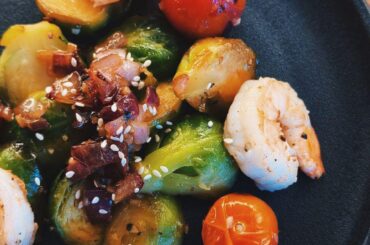 Crevettes, choux de Bruxelles à l'échalote, chili frais, vin et miel.