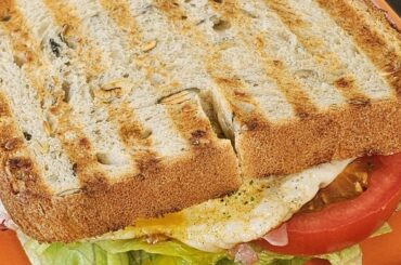 BELT Sandwich (Bacon, Egg, Lettuce, Tomato)