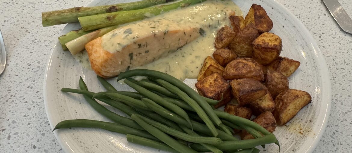 Pan fried salmon with a béarnaise sauce, grilled asparagus, green beans and smoked paprika & garlic roasted potatoes.