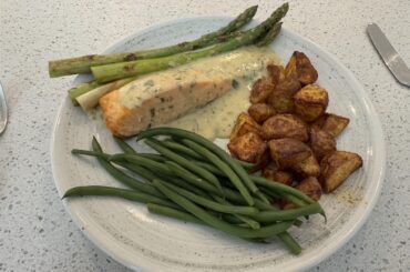 Pan fried salmon with a béarnaise sauce, grilled asparagus, green beans and smoked paprika & garlic roasted potatoes.