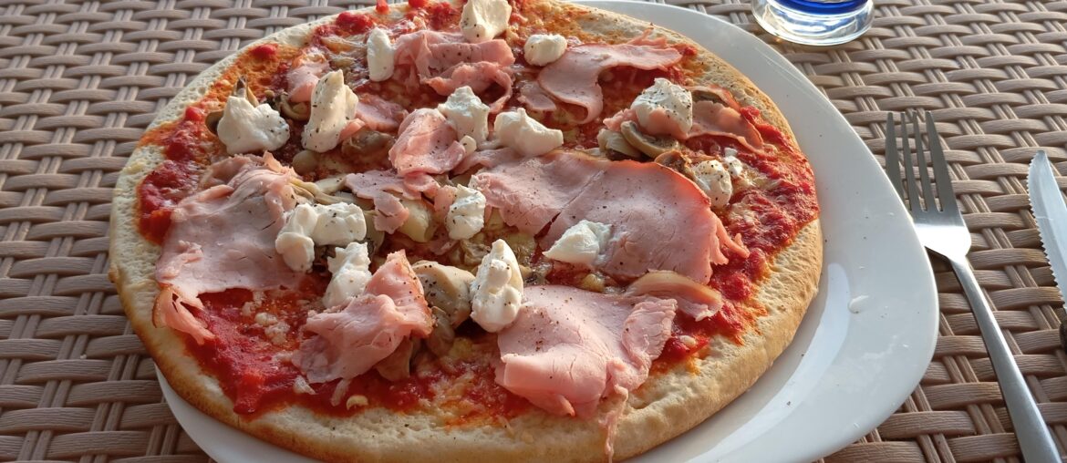 Pizza prosciutto e funghi (improvised)