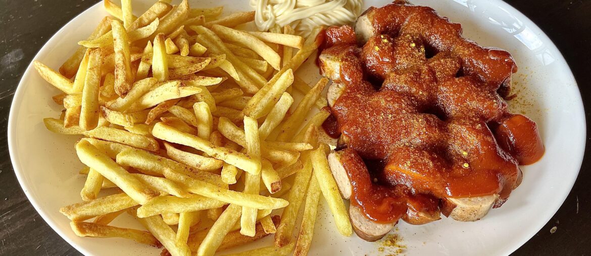Mantaplatte (Currywurst, French fries with mayo)