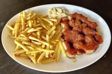 Mantaplatte (Currywurst, French fries with mayo)