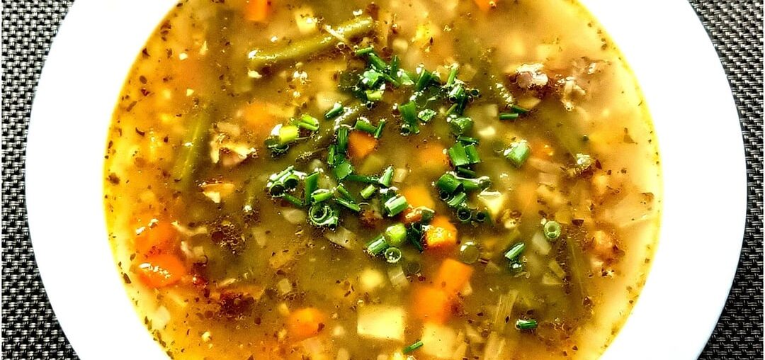 Today for lunch - soup made from green beans and smoked broth and chicken quarters on bacon and onions with mashed potatoes. Compared to the original recipe baked in a REMOSKA. Have a nice rest of Sunday everyone 🌞🍻