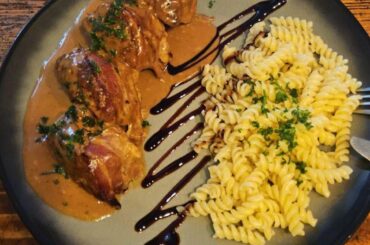 Meatballs with mozzarella filling, wrapped in bacon. Cream sauce. Noodles tossed in a bit of butter and herbs.