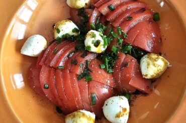 Tomato'n'Mozzarella with freshly picked chives, seasoned with olive oil and aceto balsamico and grated sea salt