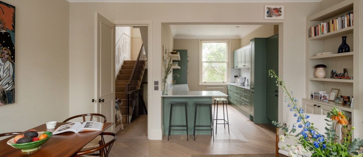 Living space in a maisonette on the Portobello Road near Notting Hill, West London, UK [1600x1067]
