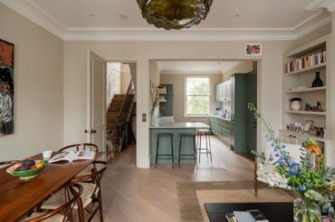 Living space in a maisonette on the Portobello Road near Notting Hill, West London, UK [1600x1067]