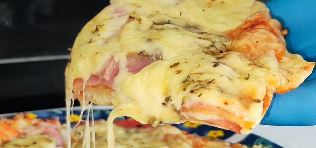 Pizza from 2 tortillas ready in 15 minutes