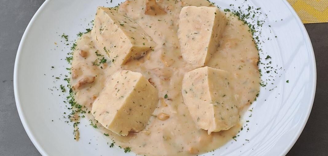 Chanterelle sauce with dumplings