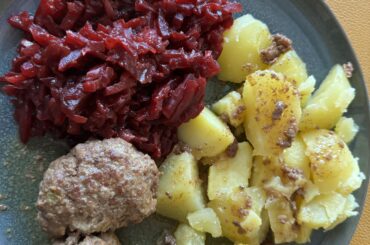 Meatball with beetroot and potato